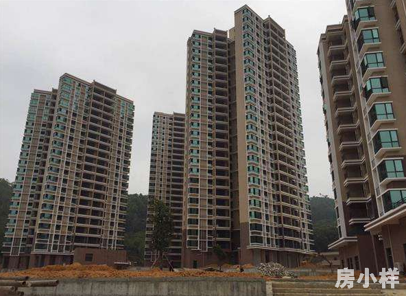 小產(chǎn)權(quán)房沒有房產(chǎn)證，那么購(gòu)買小產(chǎn)權(quán)房合法嗎？